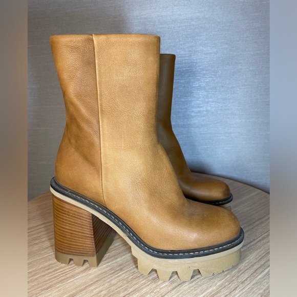 ROBBIE TAN NUBUCK – Steve Madden Y2K Booties in size 37 (6.5). - Picture 3 of 6